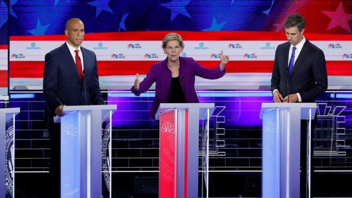 Elizabeth Warren, junto a Cory Booker y Beto ORourke, durante el primer debate de las primarias demócratas.-X90033