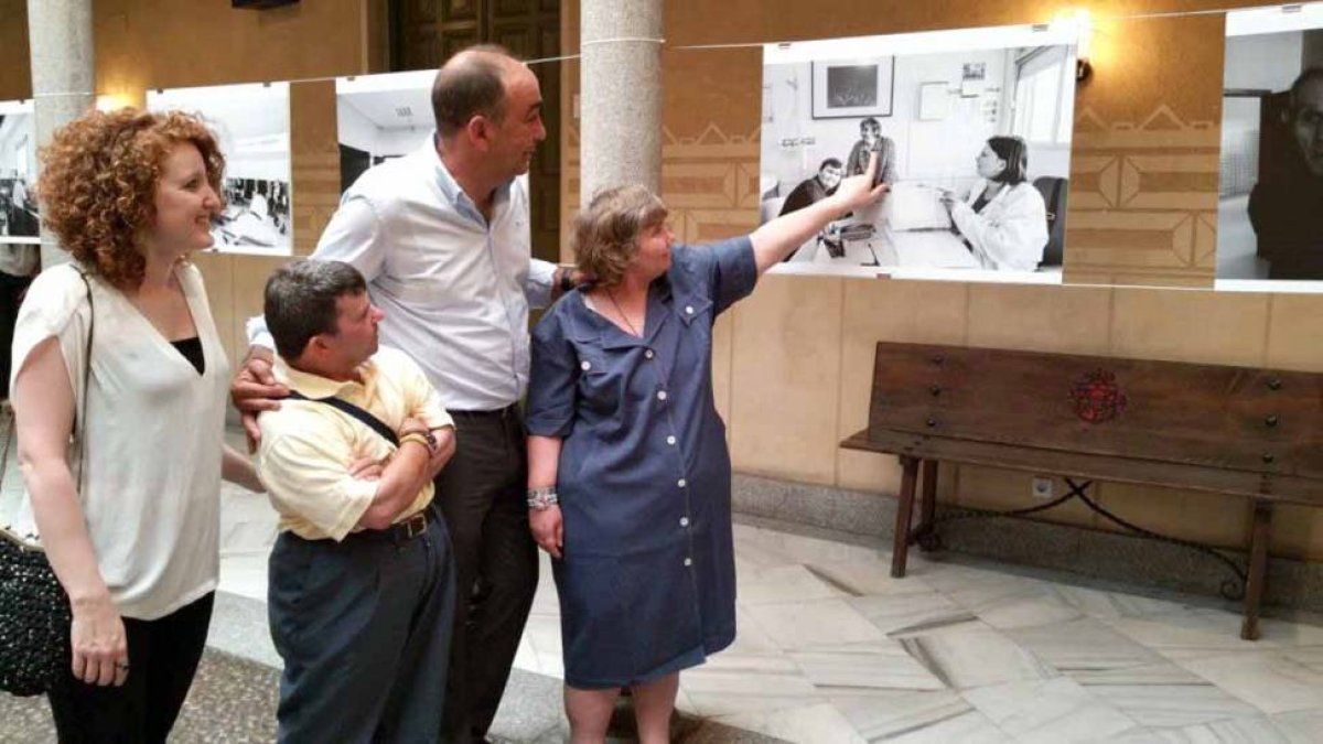El diputado responsable de Asuntos Sociales, Miguel Ángel de Vicente, junto a la fotógrafa Cristina R. Vecino y usuarios del centro de atención a minusválidos psíquicos El Sotillo, recorren la exposición fotográfica-Ical