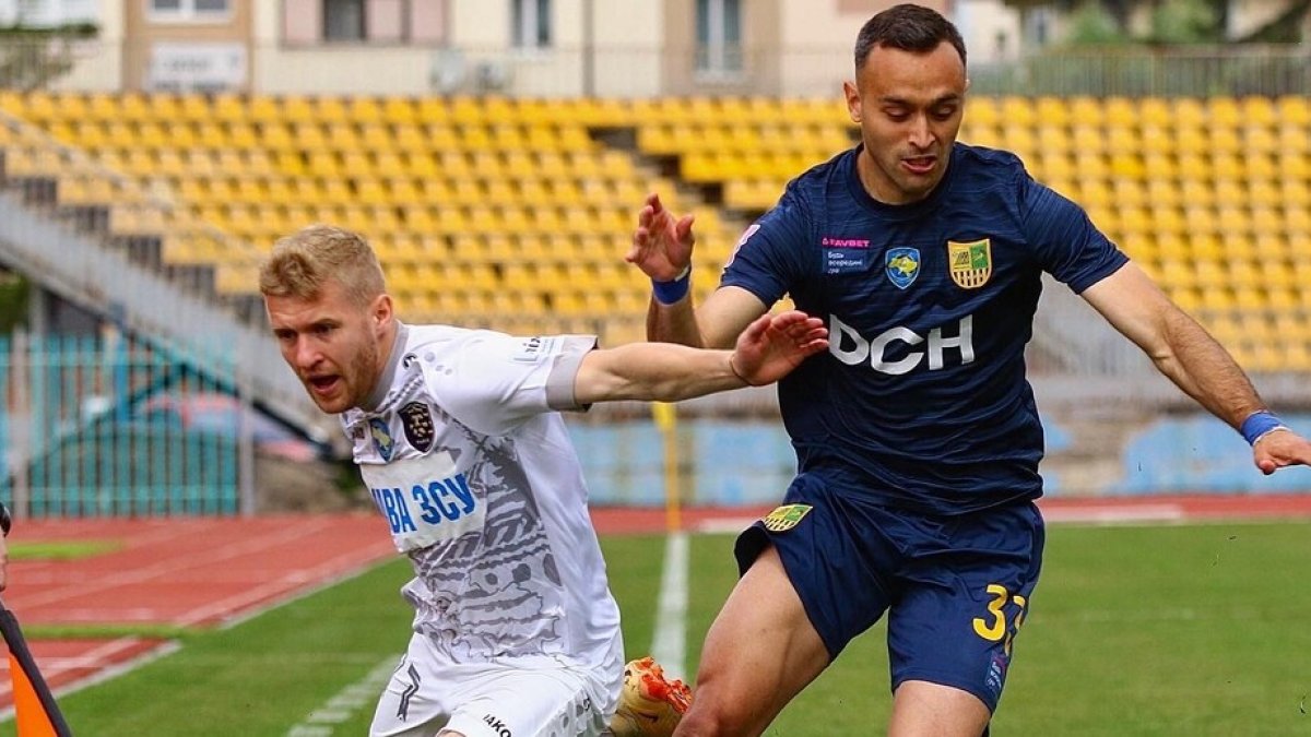 Roberto Corral pugna con un rival en un partido con el Metalist Kharkiv. / E. M.