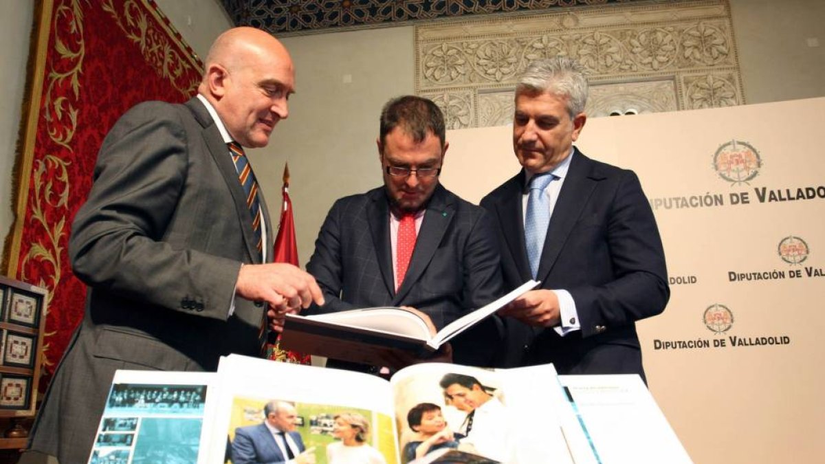 Carnero, Torres y Ranera presentaron en la Diputación 'El arte de informar'-Ical