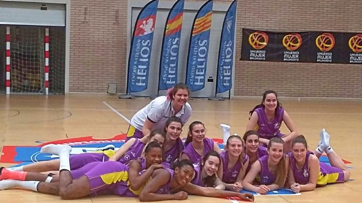 Las jugadoras del UVA Ponce, sonrientes tras lograr el pase a las semifinales del Campeonato de España.-E. M.