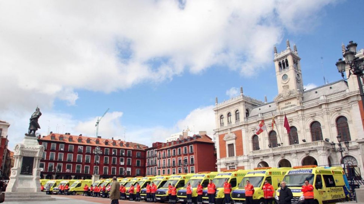 Flota de ambulancias de Sacyl en la Plaza Mayor de Valladolid-ICAL