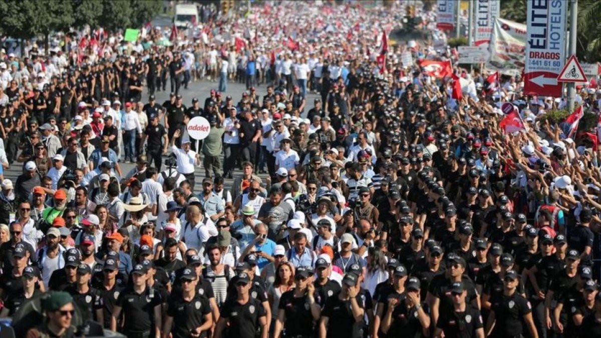Kemal Kilicdaroglu, en el centro de la imagen, custodiado por la policía, camina el último kilómetro de la marcha con un letrero con la palabra