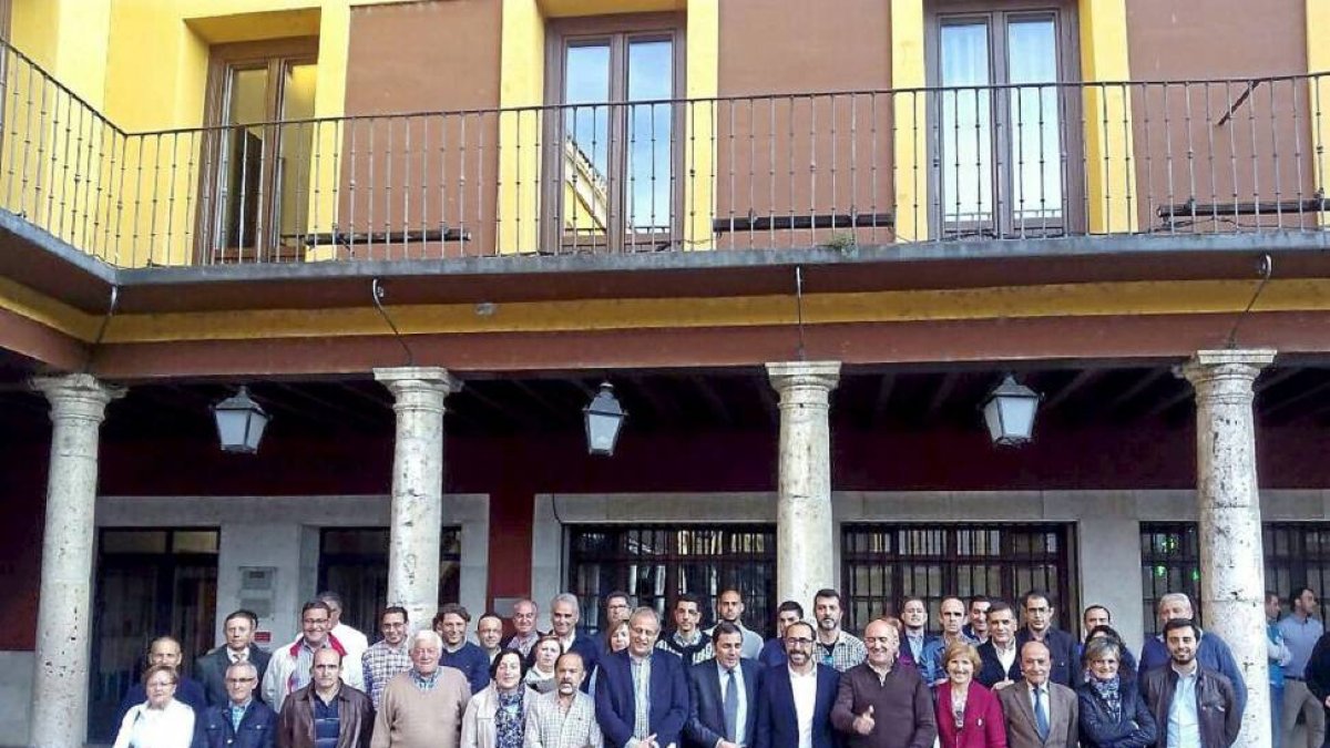 Martínez Bermejo, Sáez, Oliveira y Carnero junto a los candidatos del PP de 27 municipios de la zona de Tordesillas-El Mundo
