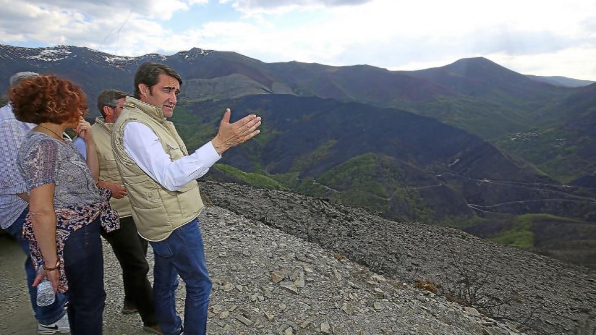 El consejero de Fomento y Medio Ambiente, Juan Carlos Suárez-Quiñones, durante su visita a Ponferrada.-ICAL