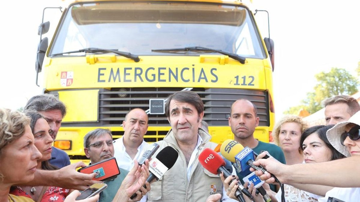 El consejero de Fomento y Medio Ambiente, Suárez-Quiñones, en su visita al centro de control del incendio.-ICAL