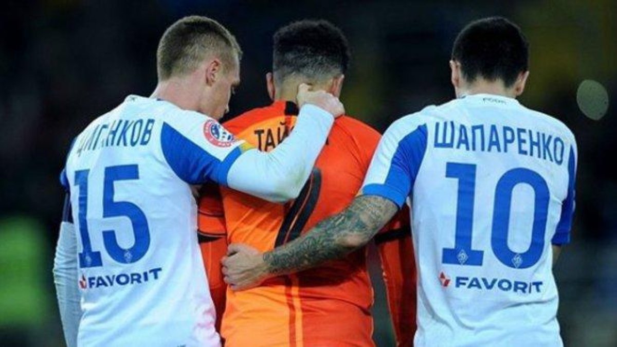 Taison arropado por los jugadores del Dinamo de Kiev al ser-INSTAGRAM
