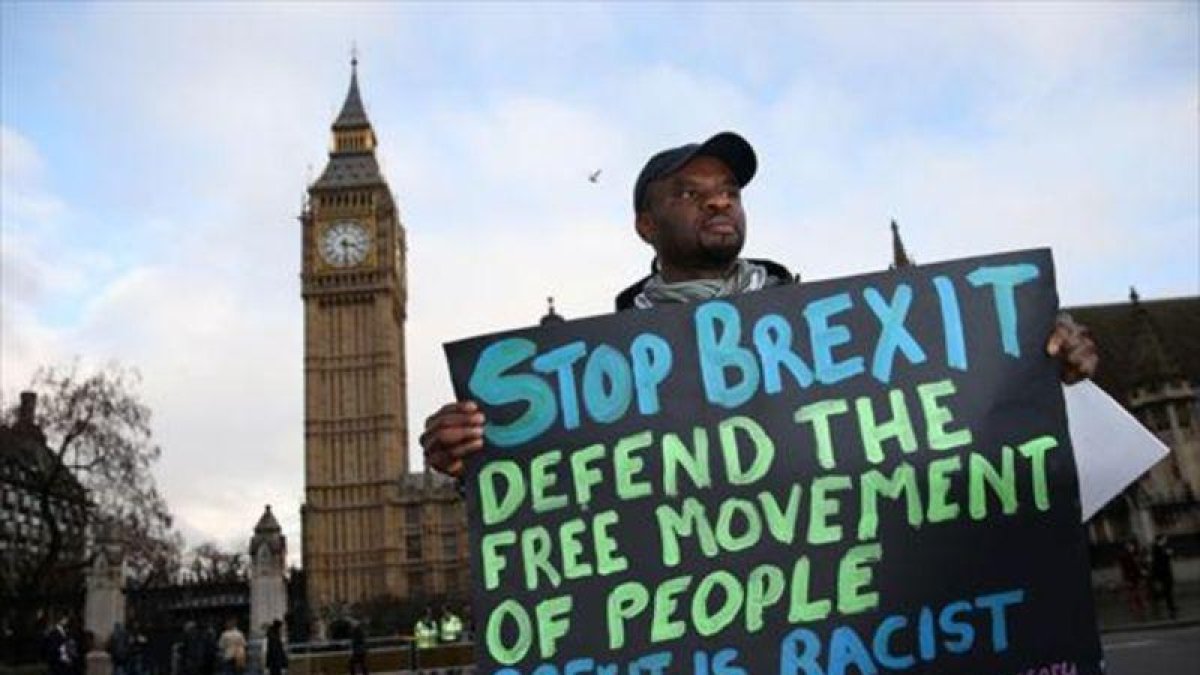 Un manifestante con una pancarta en contra del 'brexit', en Londres.-AFP / DANIEL LEAL-OLIVAS