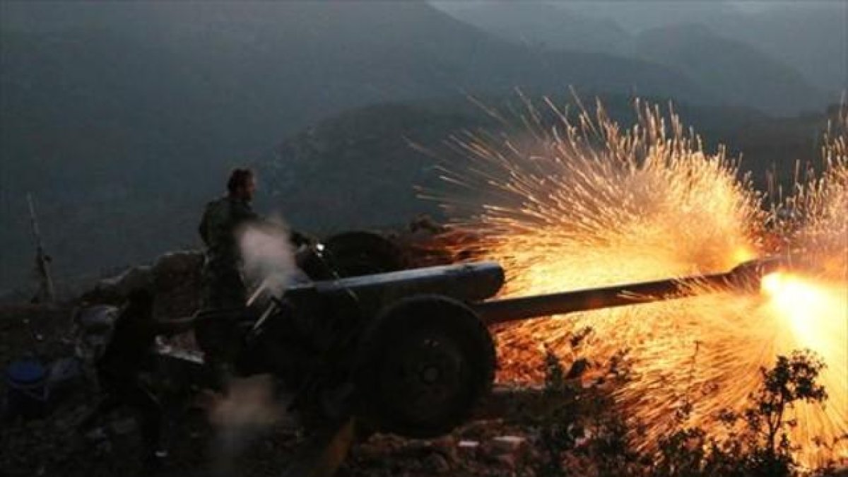 Un soldado sirio dispara con un cañón en la provincia de Latakia, el 10 de octubre.-AP / ALEXANDER KOTS