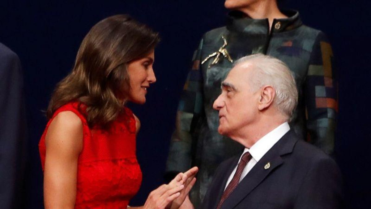 La reina Letizia conversando con el cineasta Martin Scorsese.-EFE