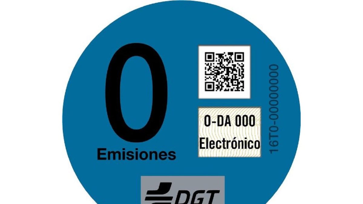 Distintivo para vehículos eléctricos denominado '0 emisiones', del Ayuntamiento de Valladolid.- ICAL