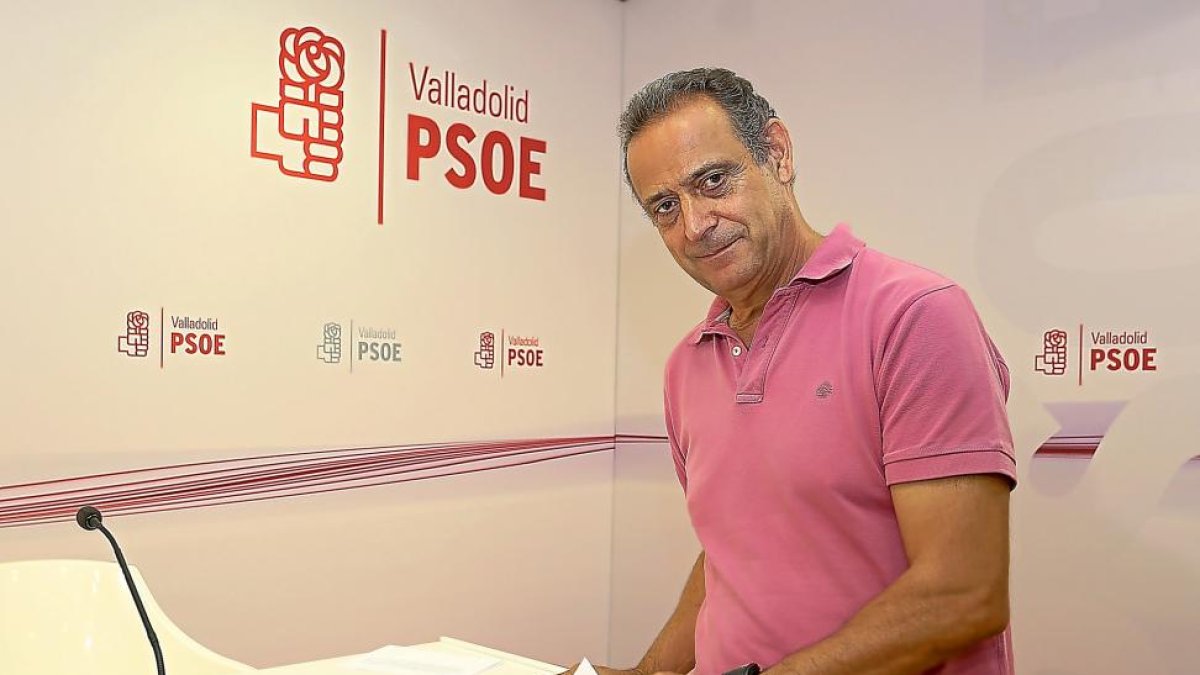 Cecilio Vadillo durante la presentación de su proyecto a la Secretaría provincial del PSOE.-ICAL