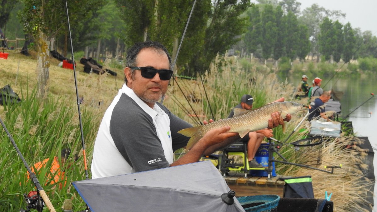 Roberto Valdiveso con una captura. L. DE LA FUENTE