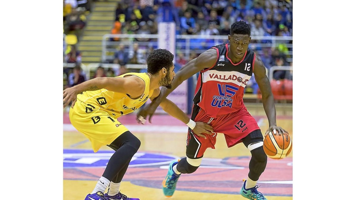Sidibe, que vuelve al equipo, durante el choque ante Cambados.-PABLO REQUEJO