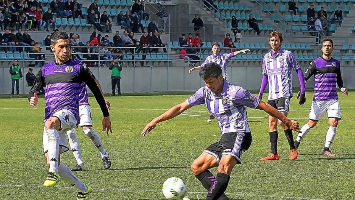 Renzo Zambrano chuta ante la presencia de un rival.-MANUEL BRÁGIMO
