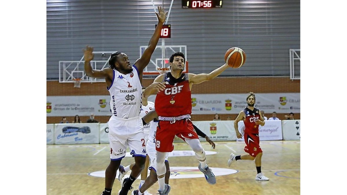Millán López, del CBLa Flecha, penetra superando la oposición de Gregg Gantt.-J. M. LOSTAU