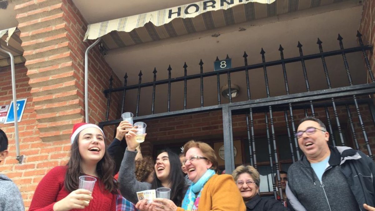 Los vecinos de San Román de Hornija celebran el premio conseguido.-MIGUEL ÁNGEL SANTOS