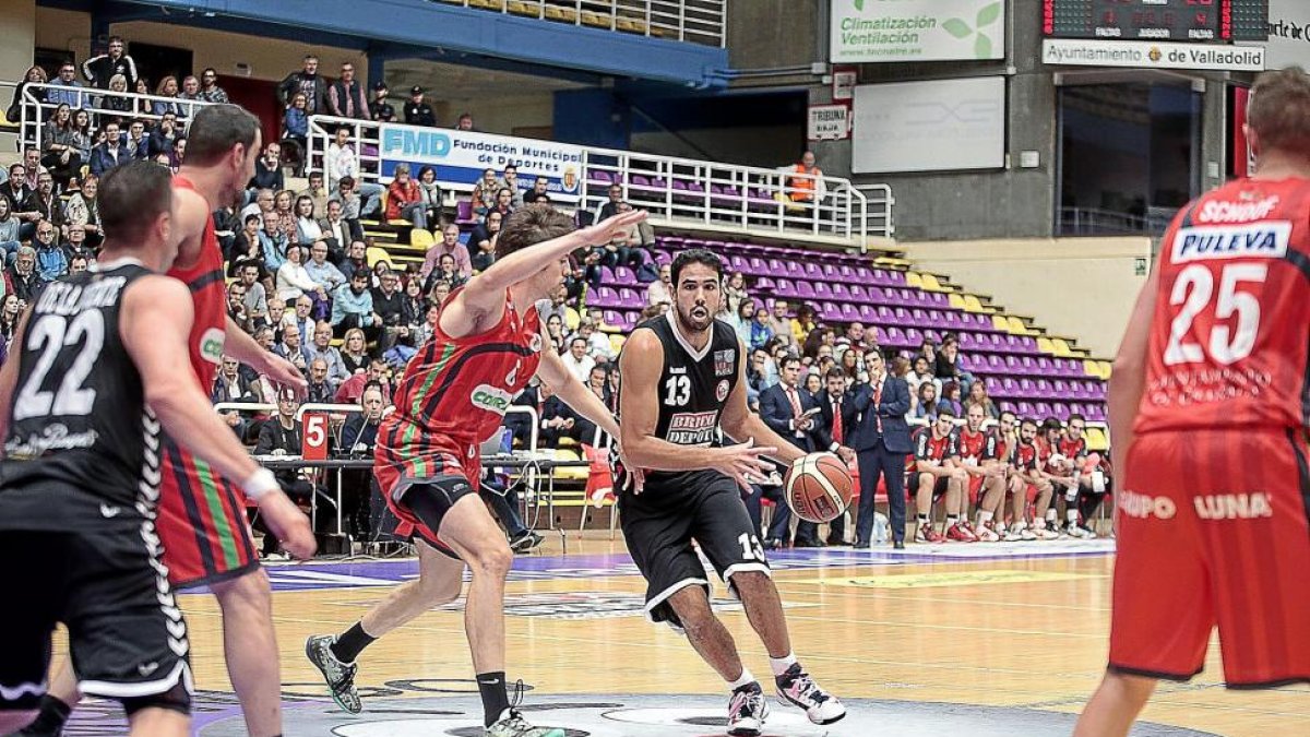 Davichu encara a un rival del Granada.-J.C. C.