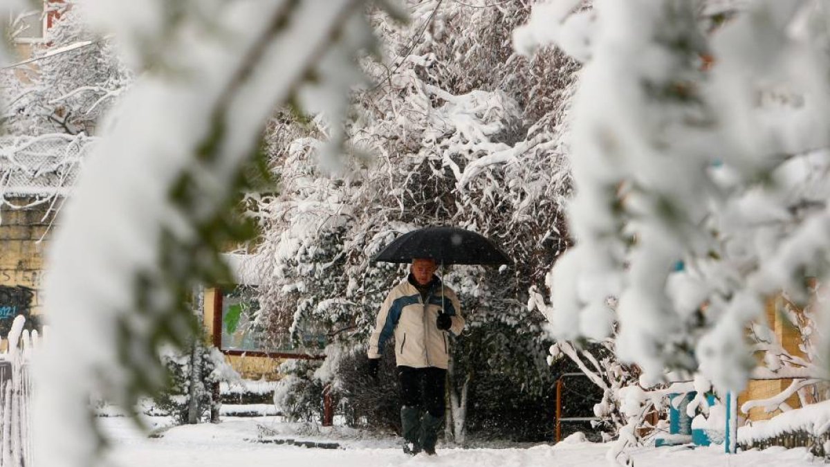 Un viandante camina sobre la intensa nevada caída en la localidad de Toreno (León)-Ical