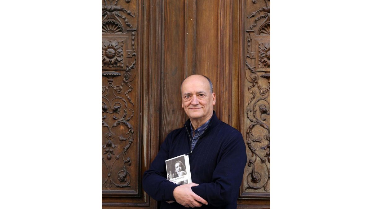 El escritor vallisoletano Gustavo Martín Garzo con su última novele ‘La ofrenda’.-ICAL