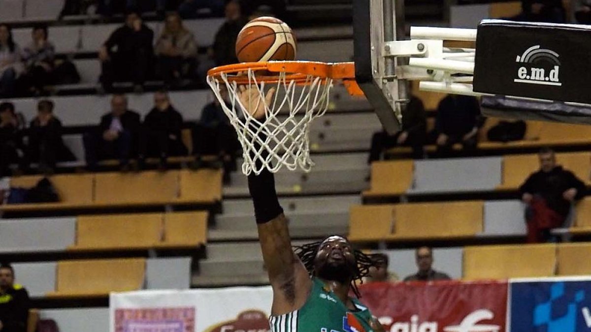 Jubril Adekoya, con la camiseta del Levitec Huesca la pasada campaña.-EM