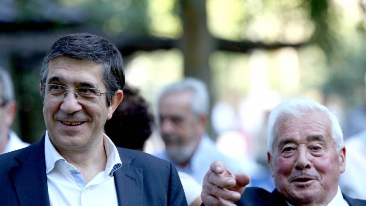 El secretario de Acción Política del PSOE, Patxi López, junto al alcalde de Rábano, Juan García Benito, pasean por las calles de esta localidad vallisoletana-Ical