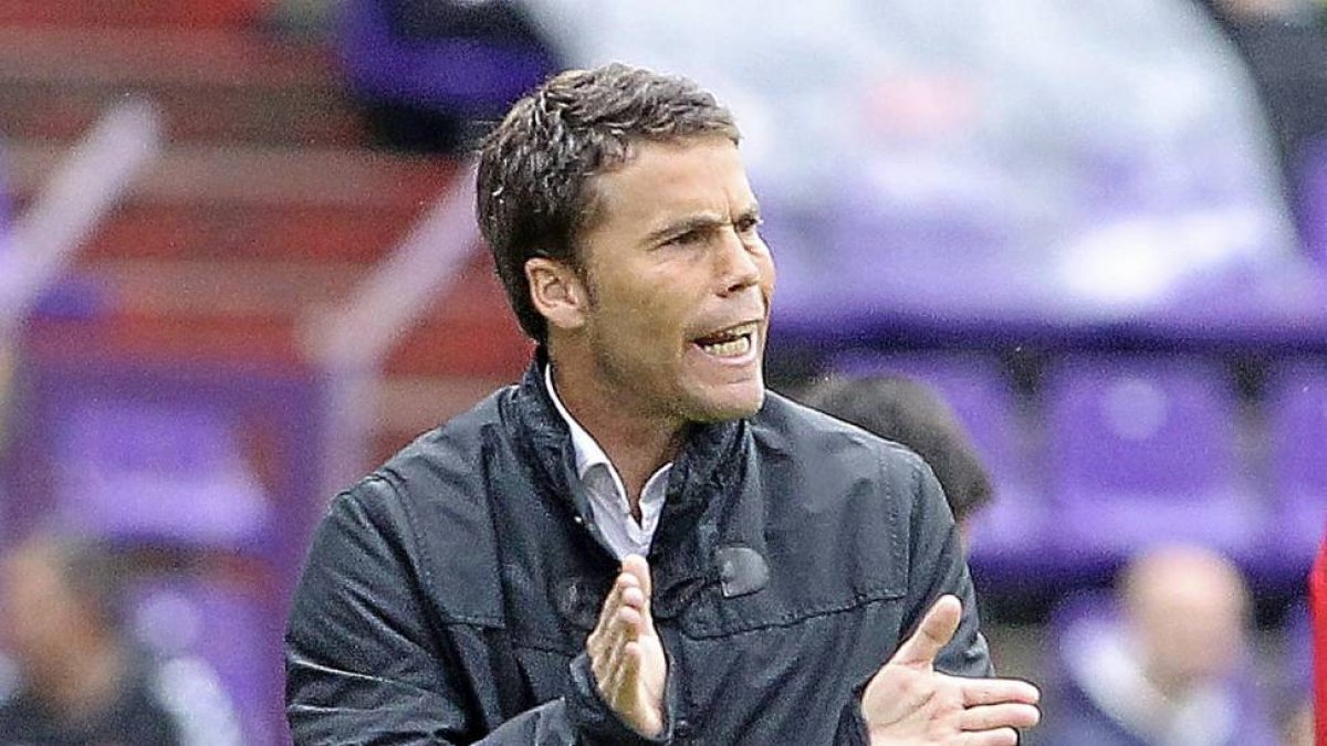 Rubi aplaude a los jugadores durante el partido contra el Leganés.-J.M. Lostau