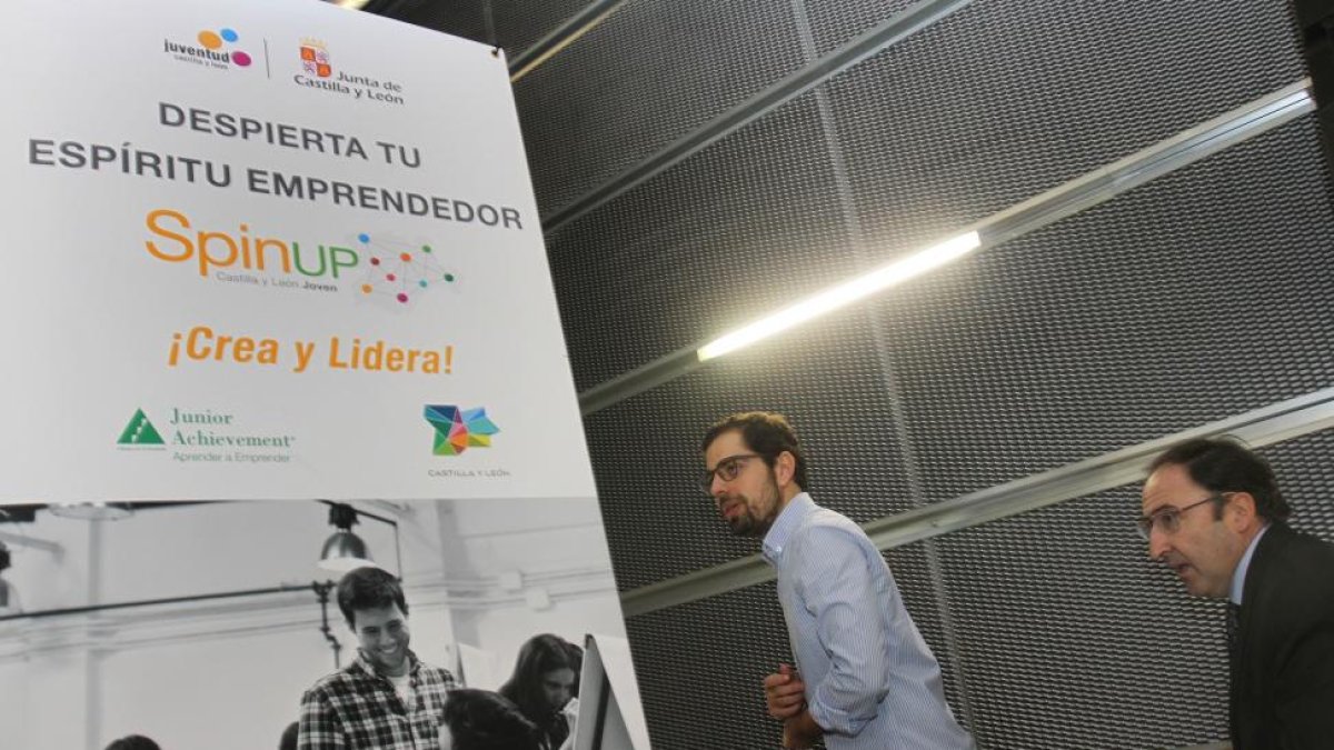 El director general de Juventud, Eduardo Carazo, un acto para impulsar el espíritu emprendedor.-ICAL