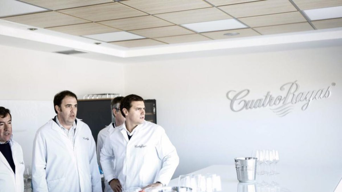 El presidente de Ciudadanos, Albert Rivera, visita la bodega ‘Cuatro Rayas’ en la localidad vallisoletana de La Seca-ICAL