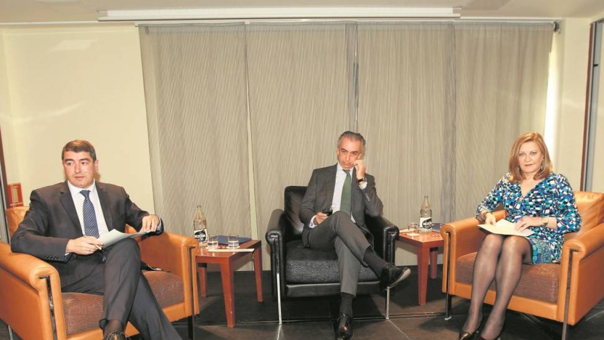 El secretario de Estado de Hacienda, Miguel Ferre, y la consejera Pilar del Olmo, en un debate sobre fiscalidad mdoerado por Pablo R. Lago (izquierda), director del EL MUNDO DE CASTILLA Y LEÓN-J.M.Lostau
