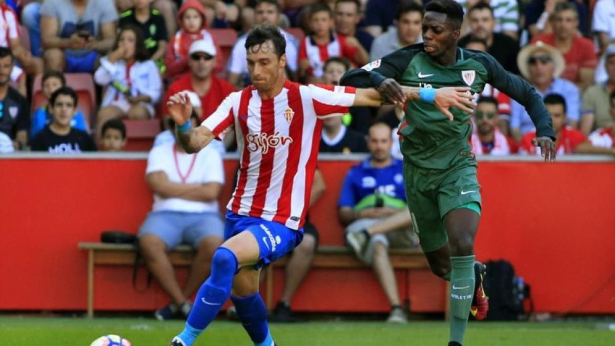 Amorebieta, del Sporting, pelea con Williams por un balon en El Molinón.-EFE / ALBERTO MORANTE