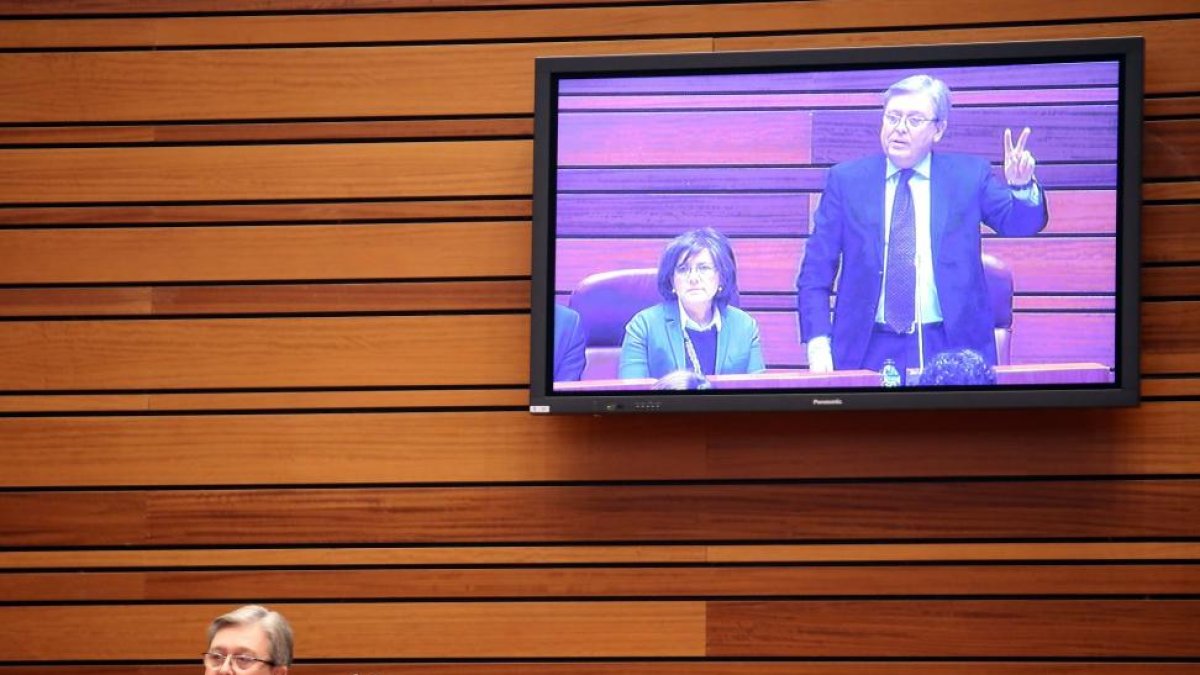 El procurador popular José Manuel Fernández Santiago durante su intervención en la segunda sesión del Pleno de las Cortes en el que se aprueba el proyecto de Presupuestos Generales de la Comunidad para 2016-Ical