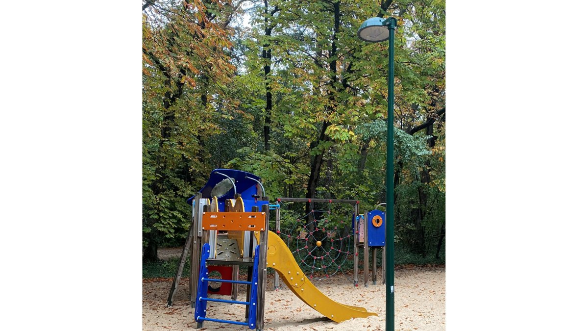 Nueva alumbrado público en un parque infantil del Campo Grande. -Ayuntamiento de Valladolid