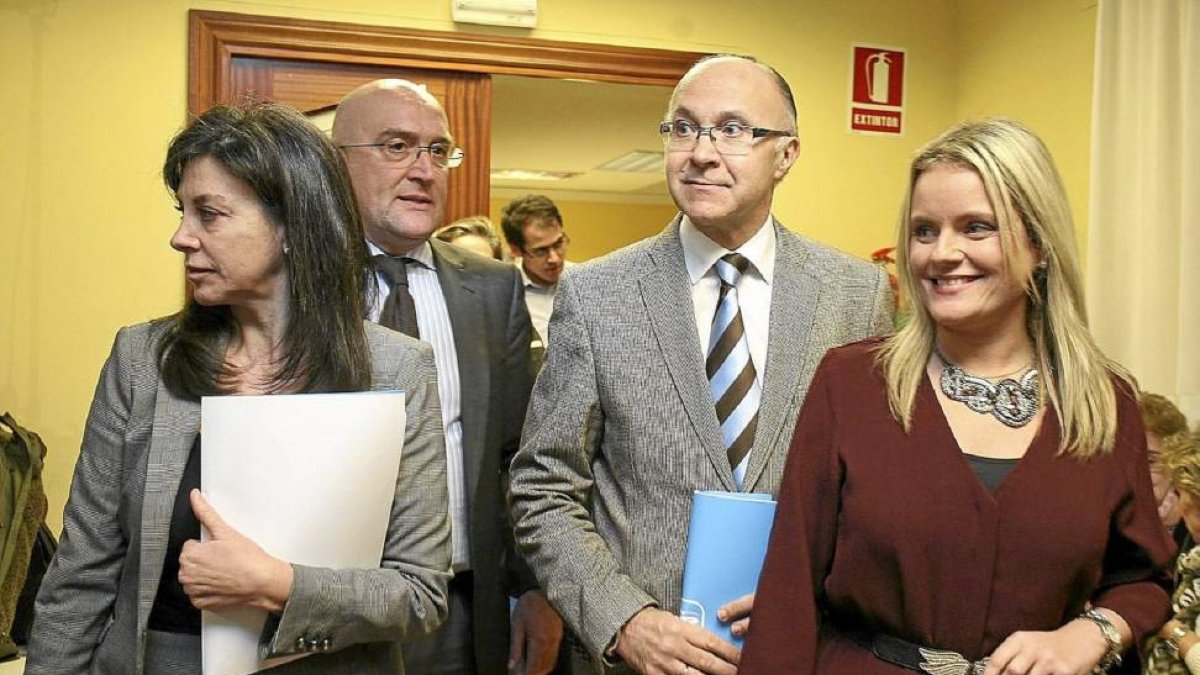 Arenales Serrano, Jesús Julio Carnero, Ramiro Ruiz Medrano y María del Mar Blanco, a la entrada de la reunión en la sede del PP provincial-Ical