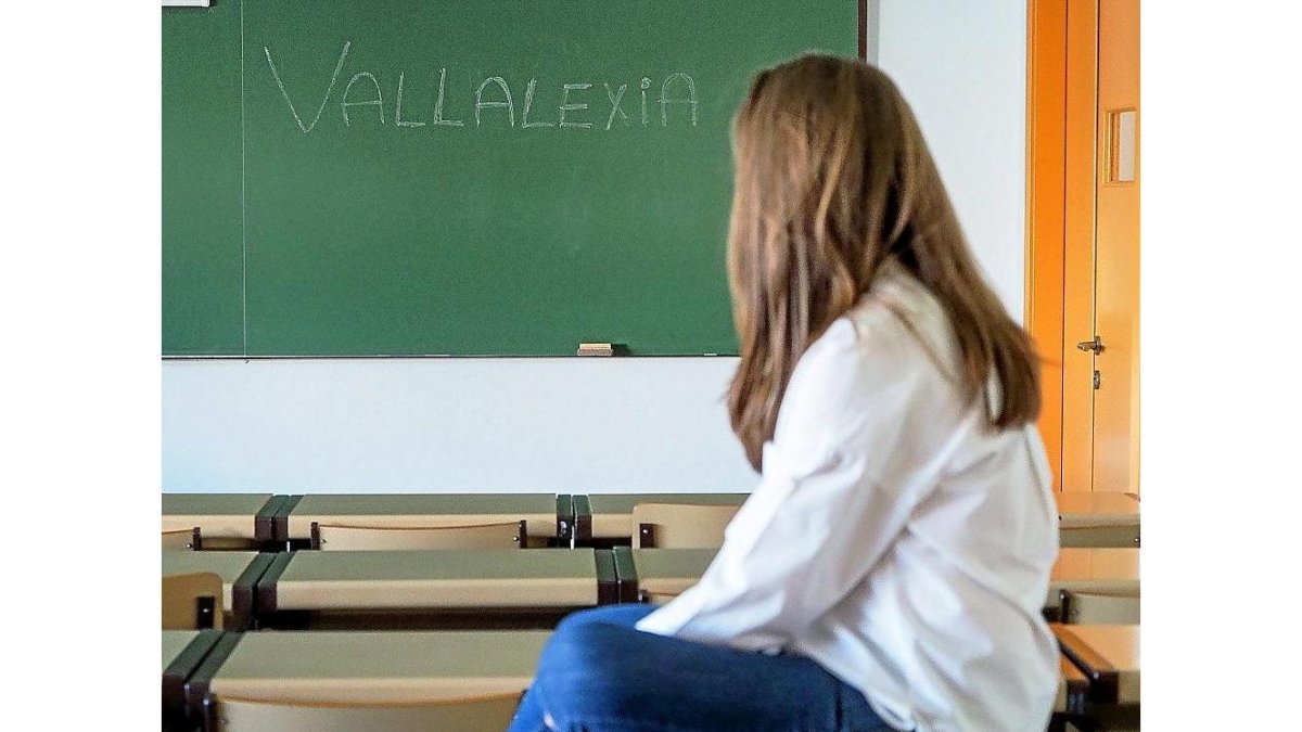 Inés, en una de las aulas de la facultad en la que se ha formado como maestra.-PABLO REQUEJO (PHOTOGENIC)