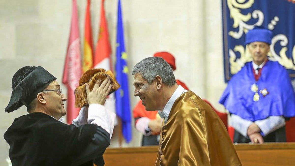 Momento en el que el rector de la Universidad de Valladolid, Daniel Miguel, impone el bierrete de Doctor a José Vicente de los Mozos, director de Fabricación y Logística de Renault en Europa.-ICAL