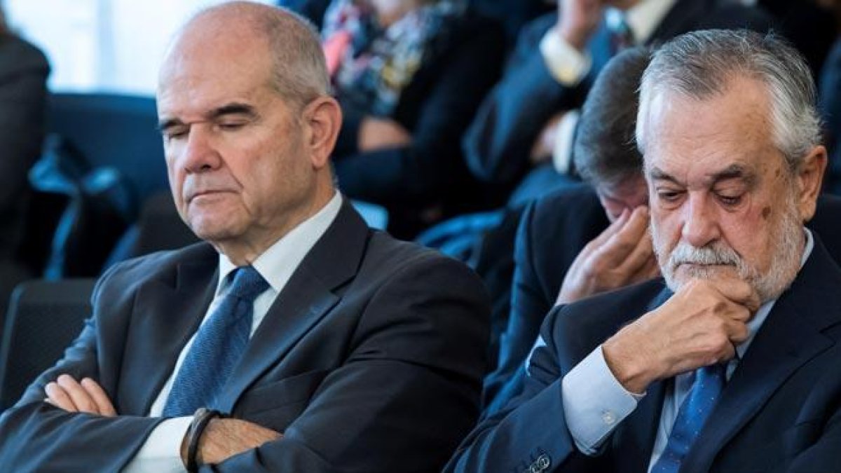 José Antonio Griñán, con seis años de cárcel y quince de inhabilitación, y Manuel Chaves, con nueve años de inhabilitación.-EFE