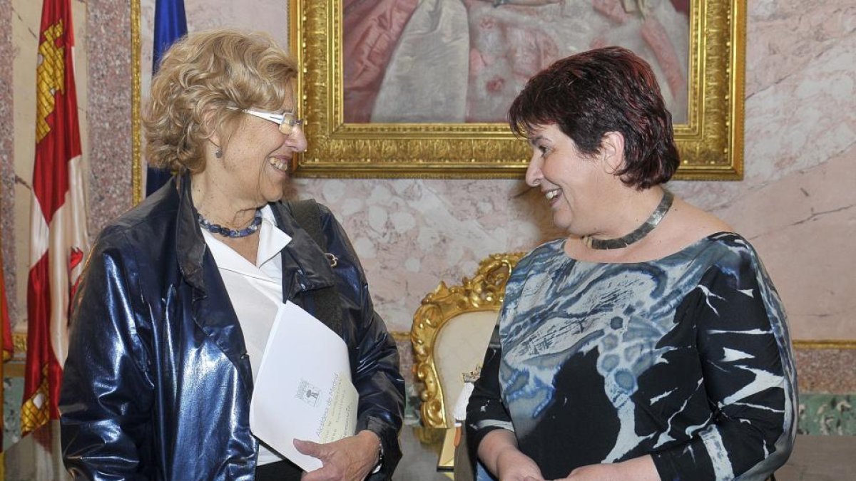 La alcaldesa de Segovia, Clara Luquero, recibe a la regidora de Madrid, Manuela Carmena, con motivo de su participación en el V Ciclo de Conferencias 'Valores y Sociedad'-ICAL