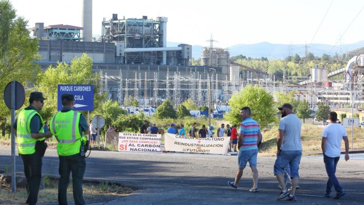 Mineros de la Astur Leonesa cortan el acceso a la central de Compostilla en Cubillos del Sil (León).-ICAL