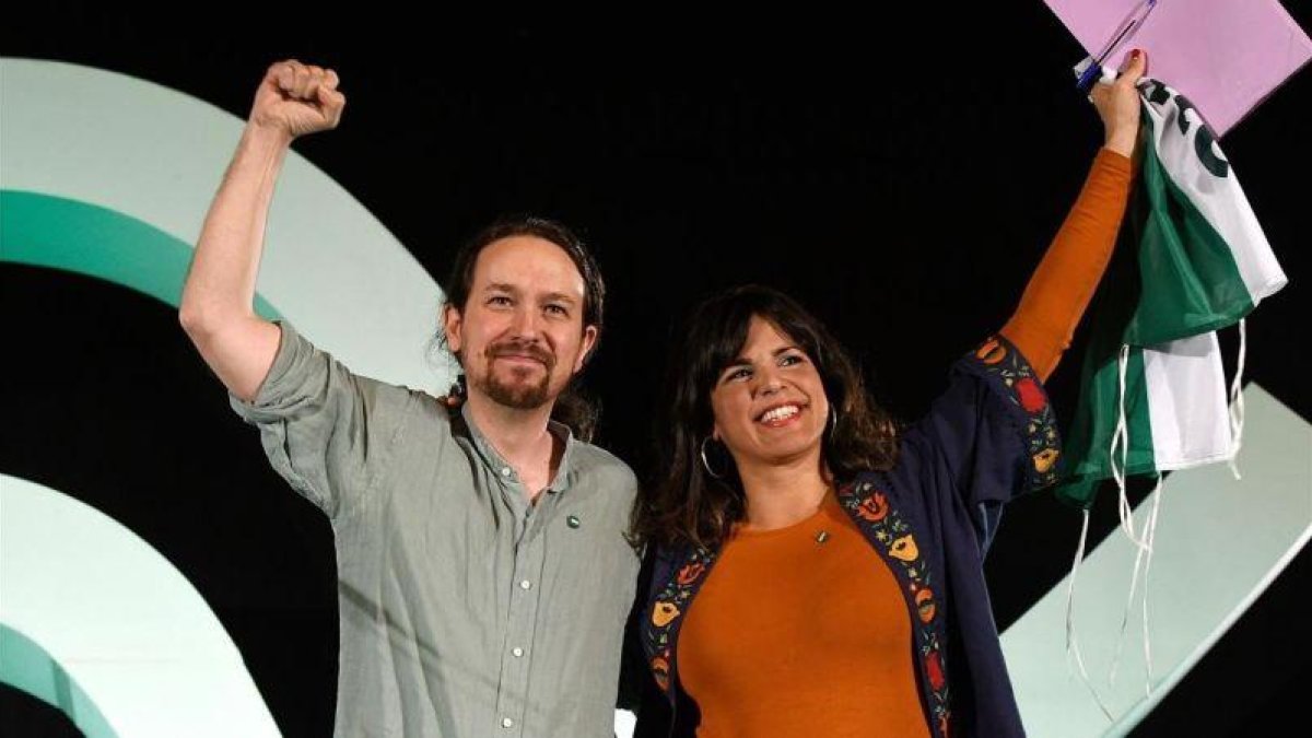 El secretario general de Podemos, Pablo Iglesias, junto a la líder de Adelante Andalucía, Teresa Rodríguez-AFP CRISTINA QUICLER