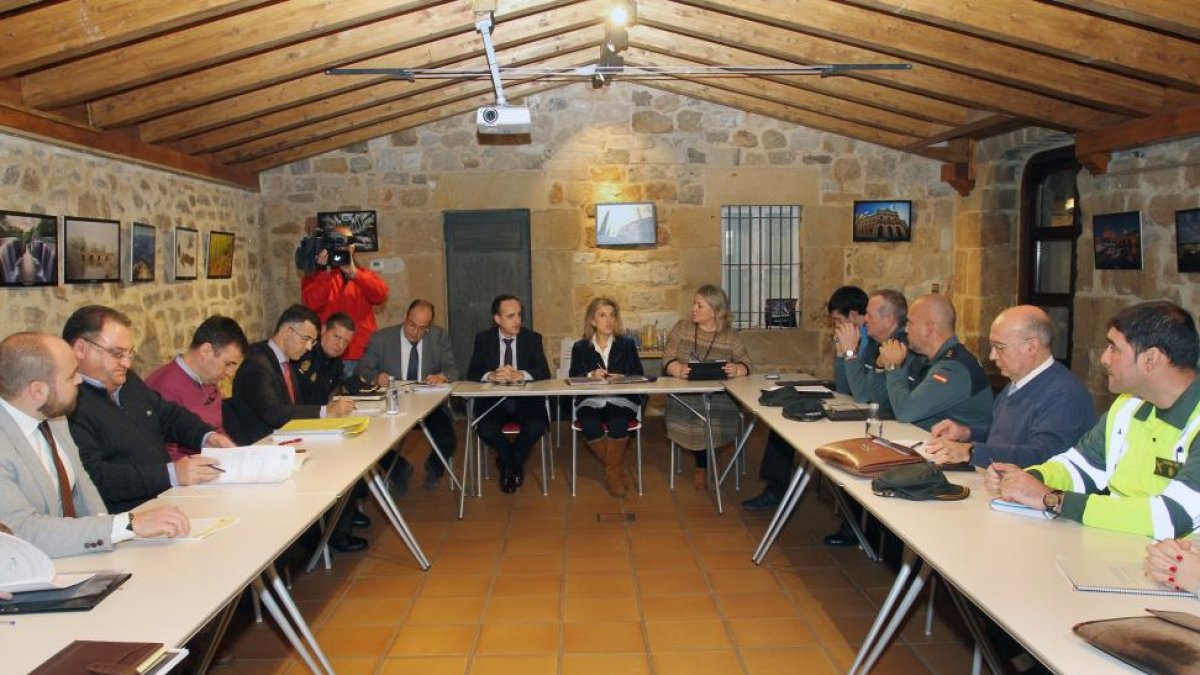 La delegada del Gobierno en Castilla y León, María José Salgueiro; y el delegado del Gobierno en Cantabria,Samuel Ruiz, mantienen en Aguilar de Campoo (Palencia) una reunión de coordinación de la Campaña de Vialidad Invernal 2016-2017-ICAL