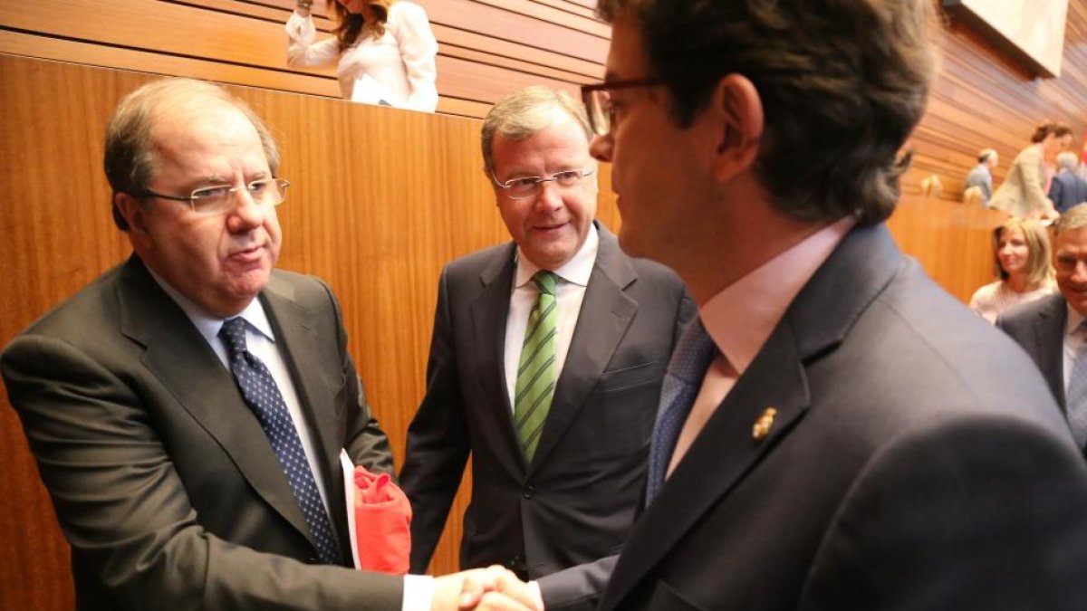 Juan Vicente Herrera, Antonio Silván y Alfonso Fernández Mañueco, en un pleno de las Cortes-ICAL