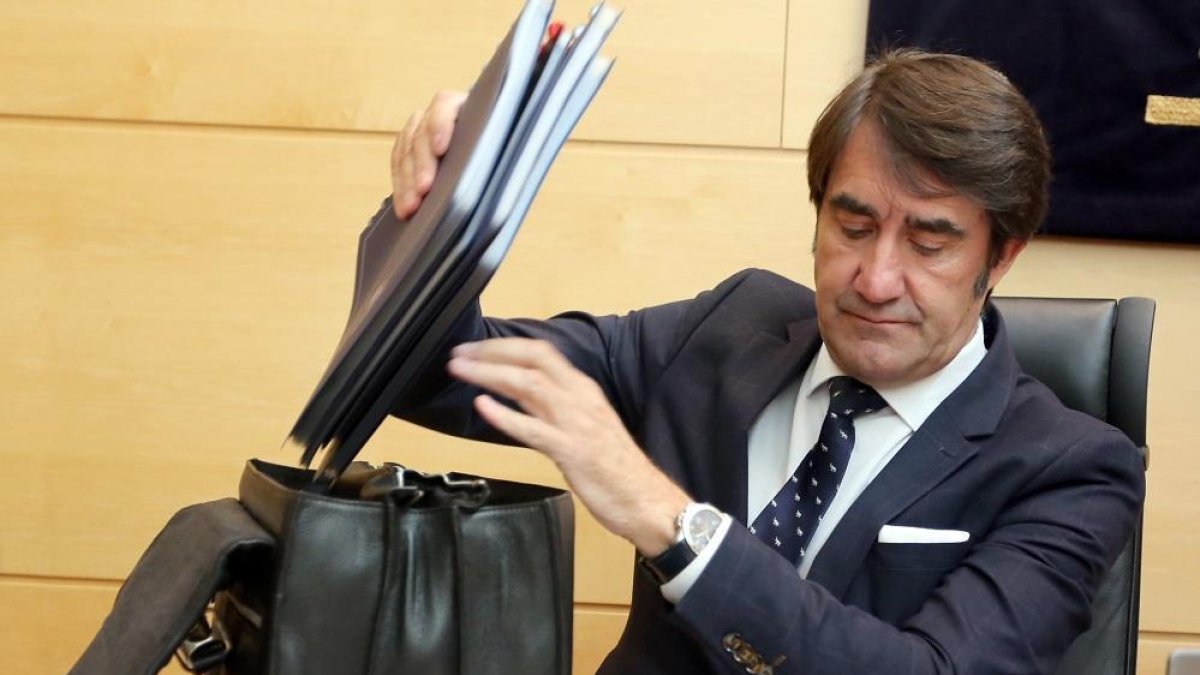 El consejero de Fomento y Medio Ambiente, Juan Carlos Suárez-Quiñones, comparece en las Cortes para exponer el programa de actuaciones de su departamento en la presente legislatura-ICAL