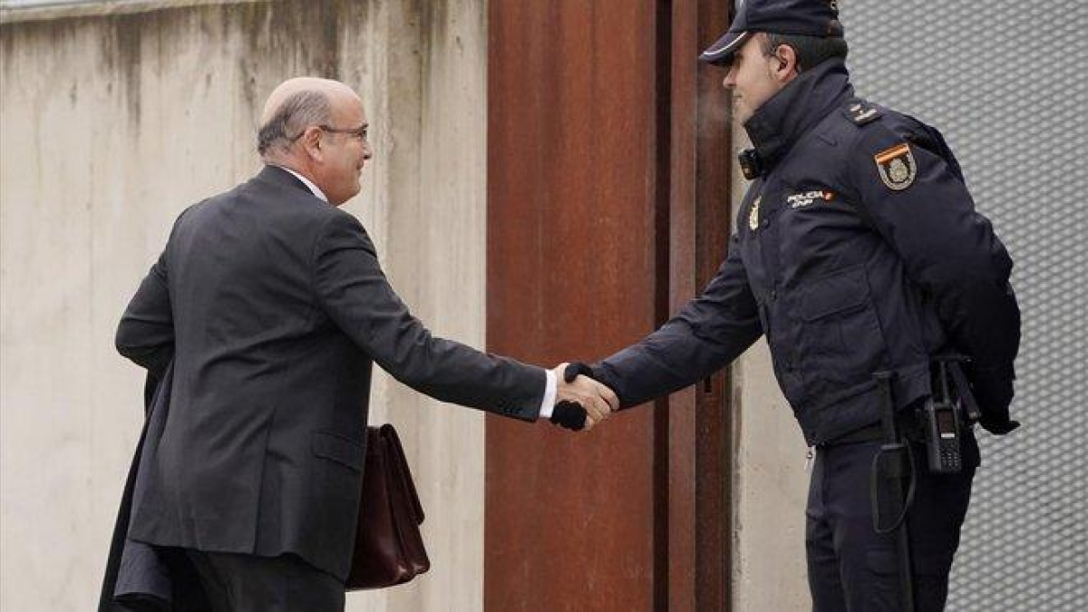 El coronel de la Guardia Civil Diego Pérez de los Cobos llega a la Audiencia Nacional, este lunes.-JOSÉ LUIS ROCA