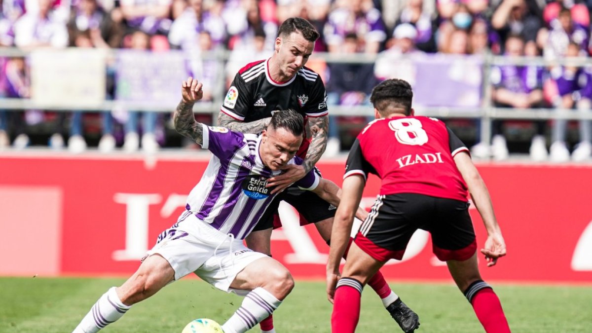 Roque MEsa pugna por el control de un balón ante el acoso de dos jugadores del Mirandés en su último partido disputado. / IÑAKI SOLA / RVCF