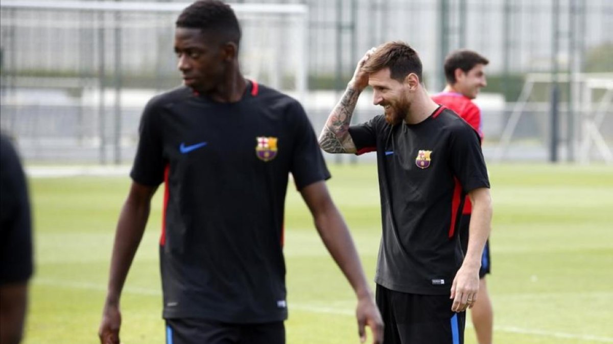 Dembélé, en primer término, y Messi en el entrenamiento de este jueves-A MIGUEL RUIZ