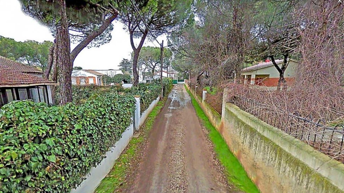 Calle Avellano, una de las vías de la parte lagunera de El Pinar de Antequera que el Ayuntamiento prevé asfaltar.-GGL STW