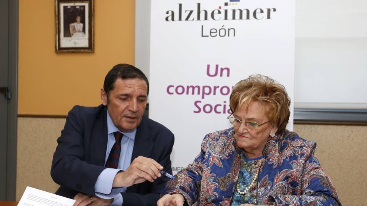 El consejero de Sanidad, Antonio María Sáez, firma un convenio de colaboración para la donación de cerebros con la presidenta de la Asociación de Familiares de Enfermos de Alzheimer de León, Mercedes García-Ical