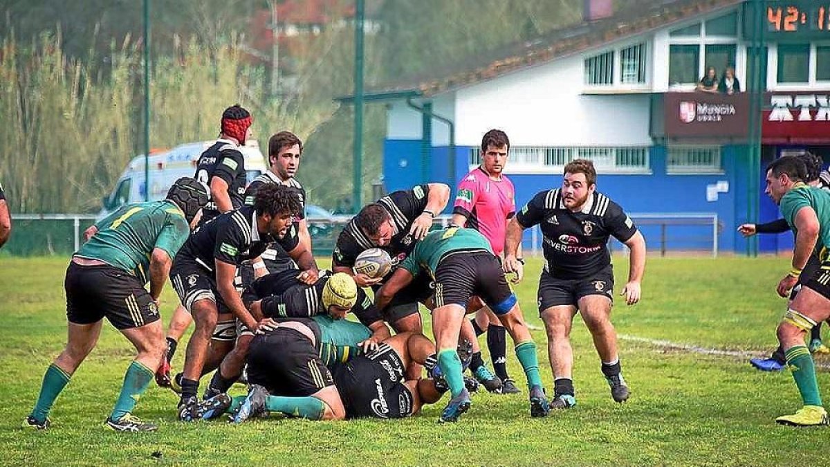 Coronado carga contra la defensa del Uribealdea.-CARMELO MELERO
