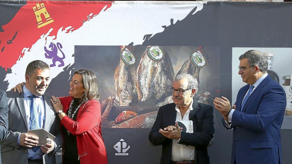 Marcos, com J.M. Iglesias (Cecinas Leitariegos), Prada y el director regional de Carrefour, Gabriel García.-ICAL